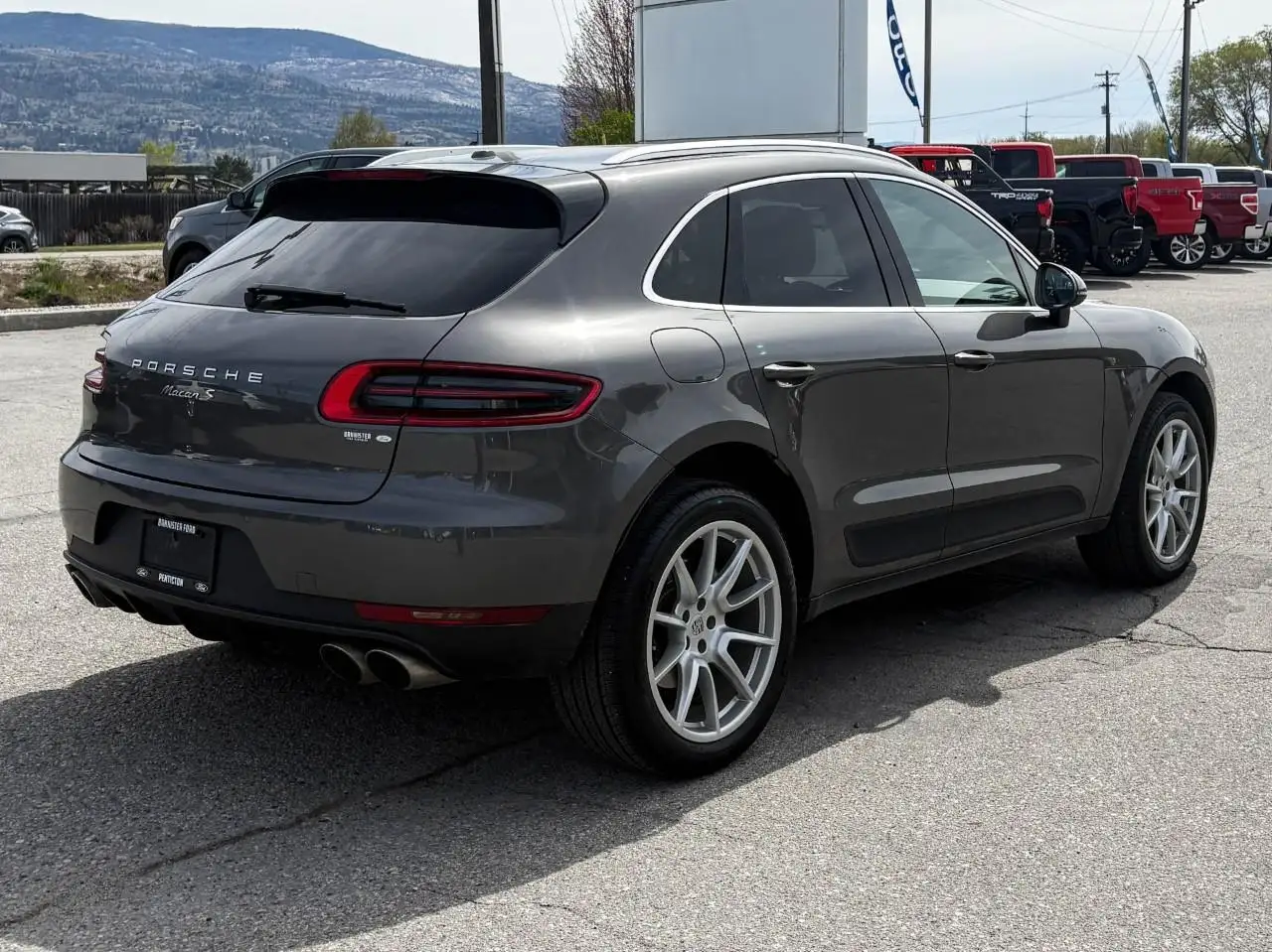 Porsche Macan photo Porsche Macan