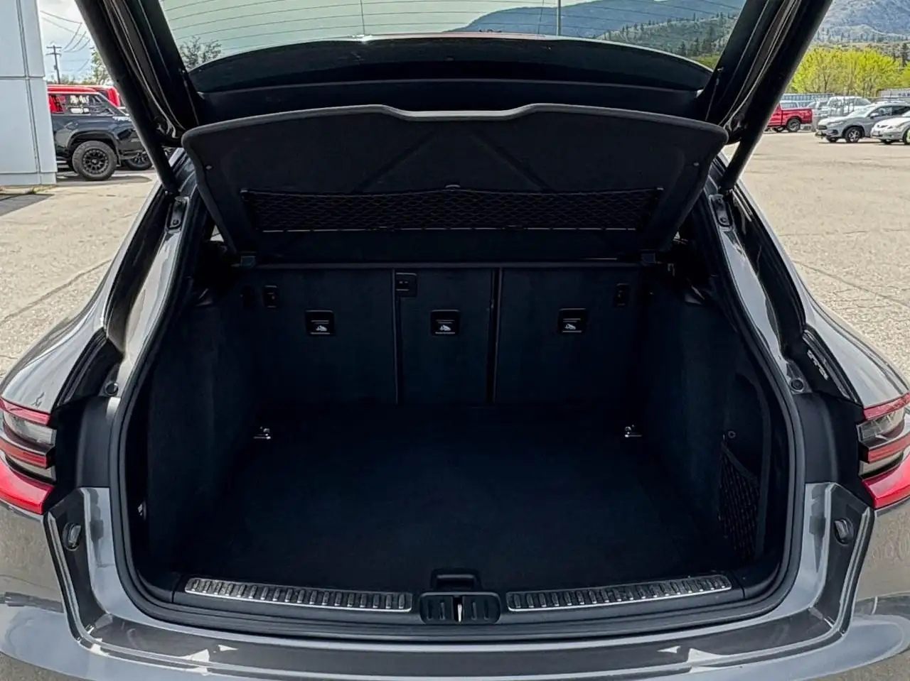Porsche Macan photo Porsche Macan