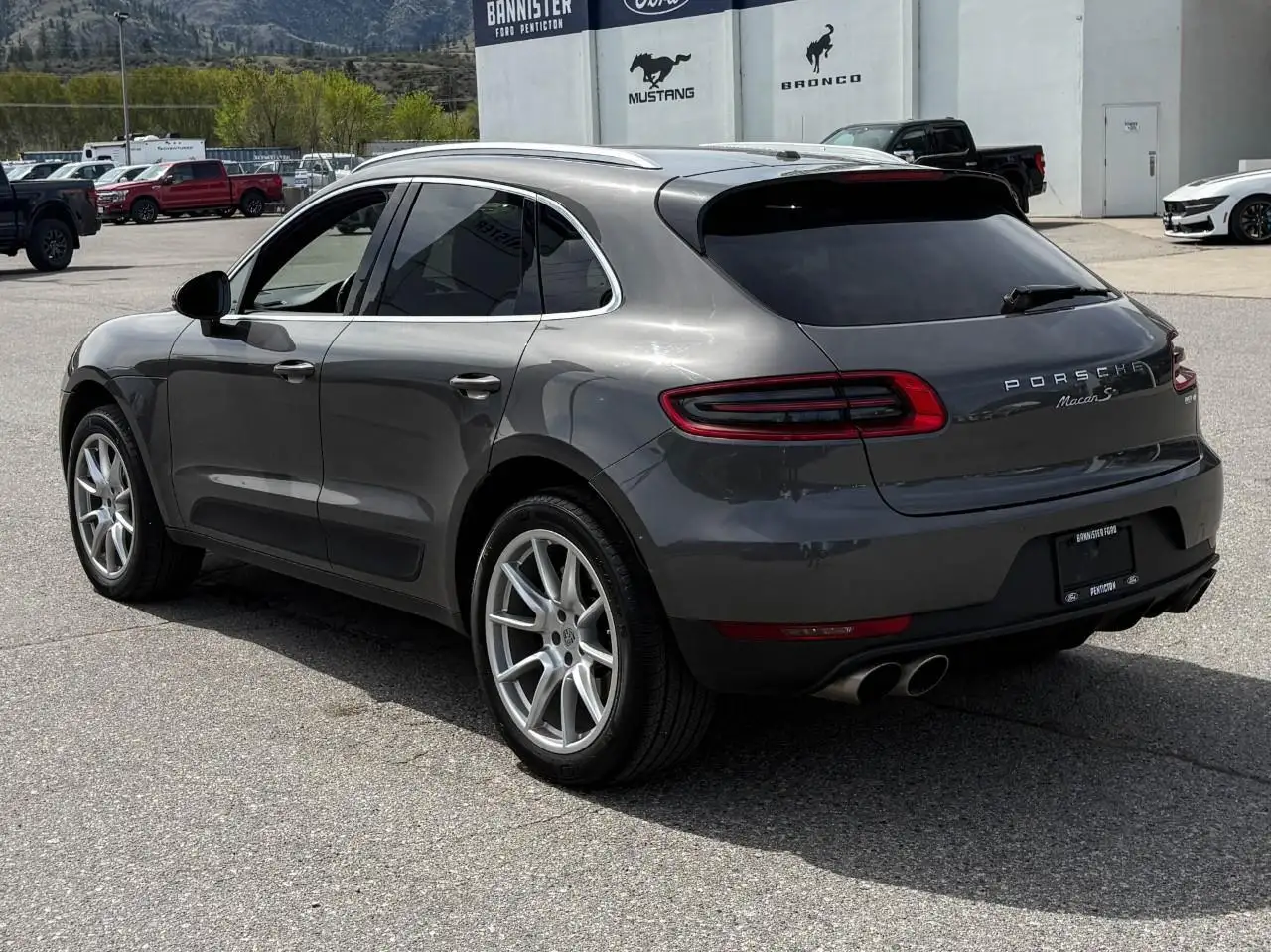 Porsche Macan photo Porsche Macan