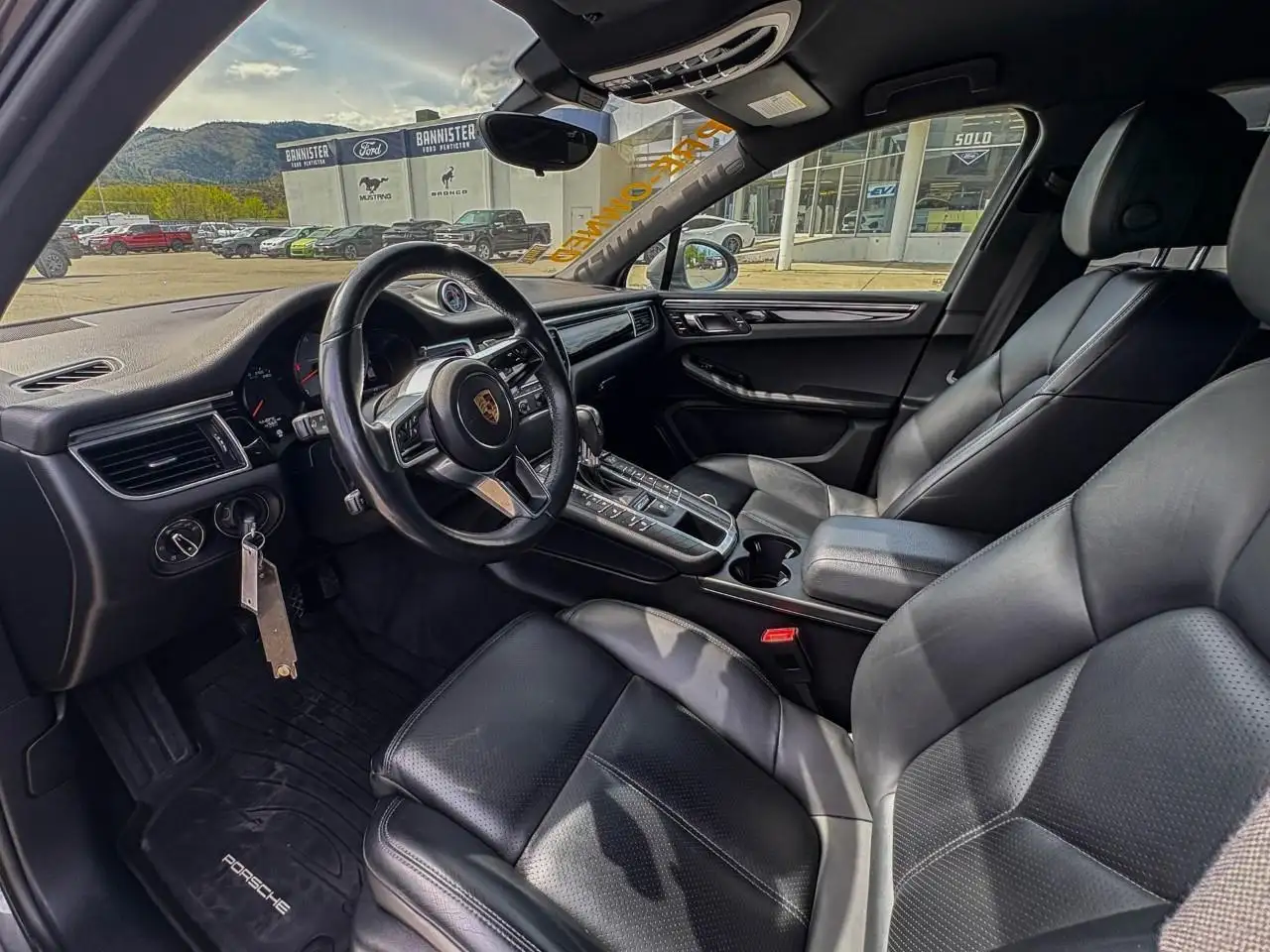 Porsche Macan photo Porsche Macan