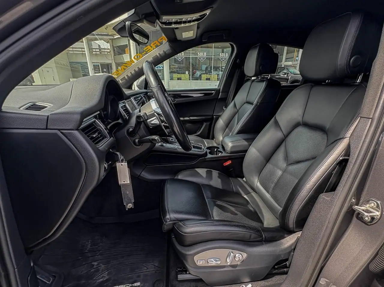 Porsche Macan photo Porsche Macan