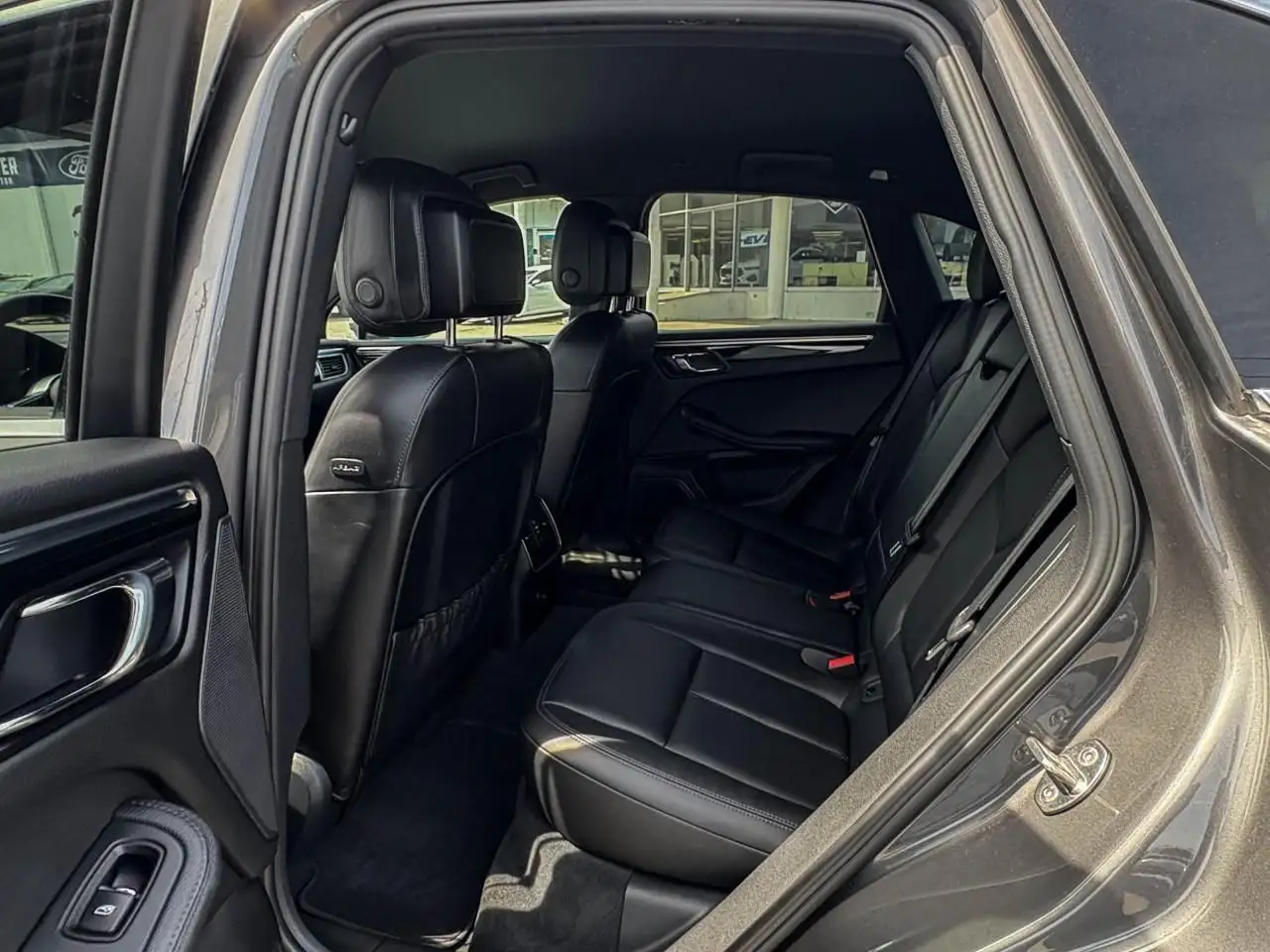 Porsche Macan photo Porsche Macan