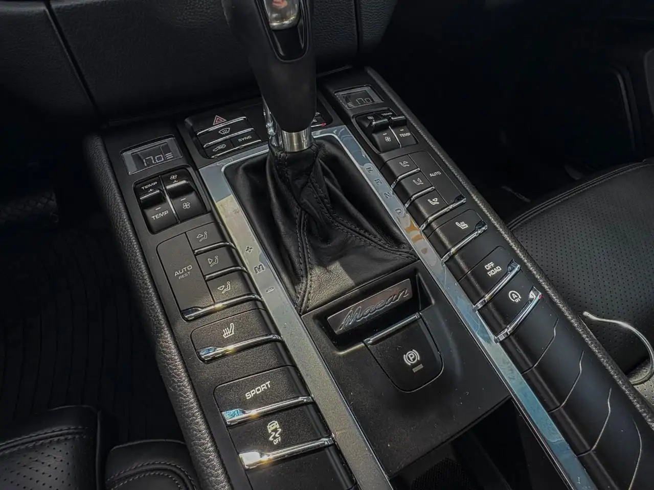 Porsche Macan photo Porsche Macan