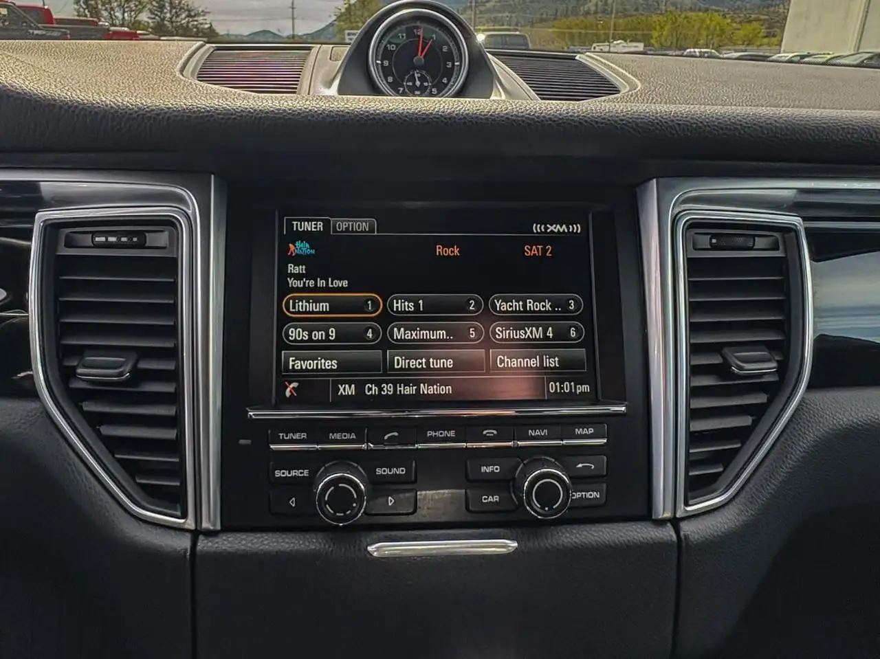 Porsche Macan photo Porsche Macan
