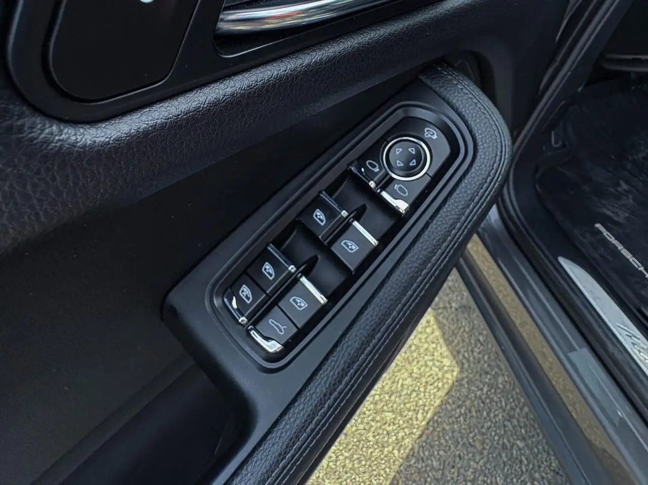 Porsche Macan photo Porsche Macan
