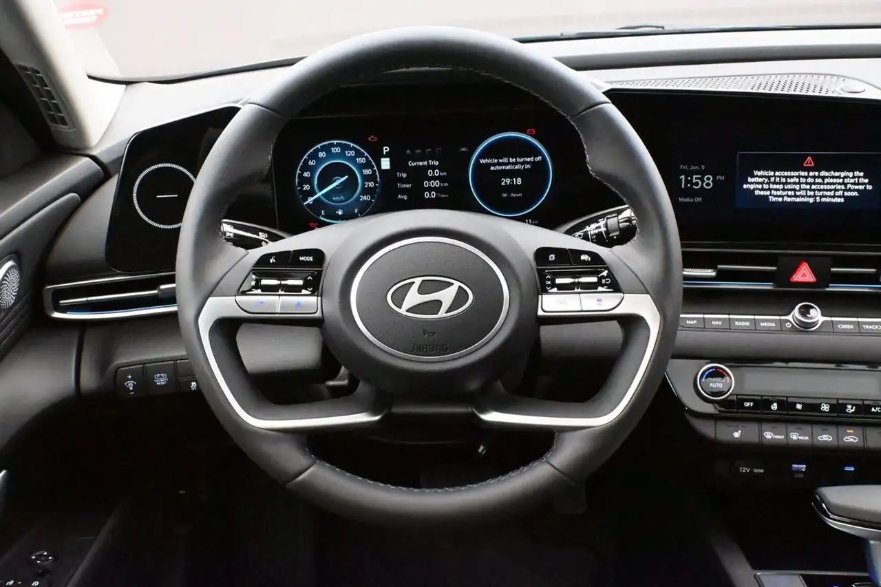 Hyundai ELANTRA fotografie Hyundai ELANTRA
