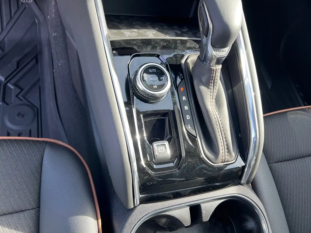GMC Canyon photo GMC Canyon