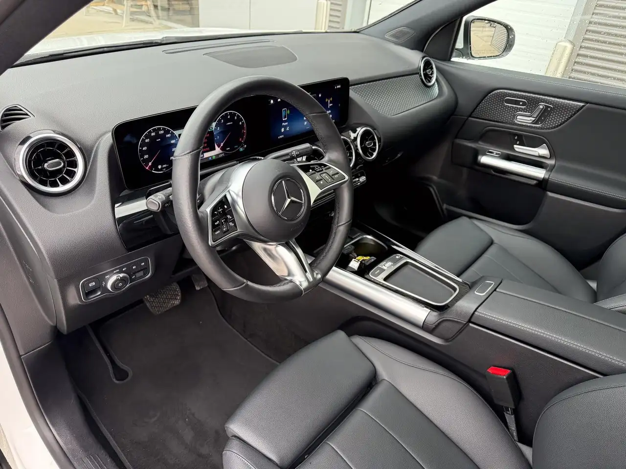 Mercedes-Benz GLA снимка Mercedes-Benz GLA