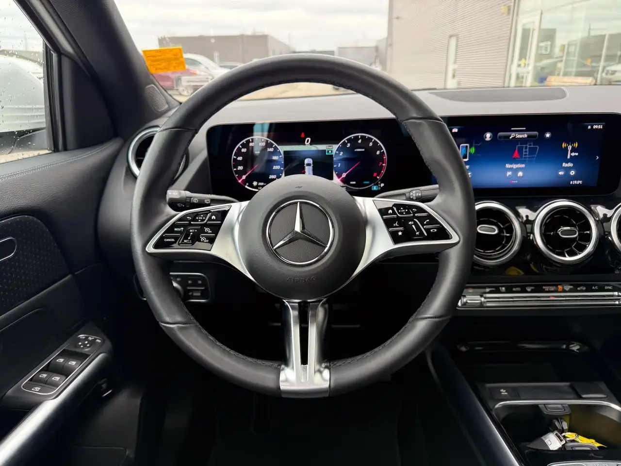 Mercedes-Benz GLA снимка Mercedes-Benz GLA