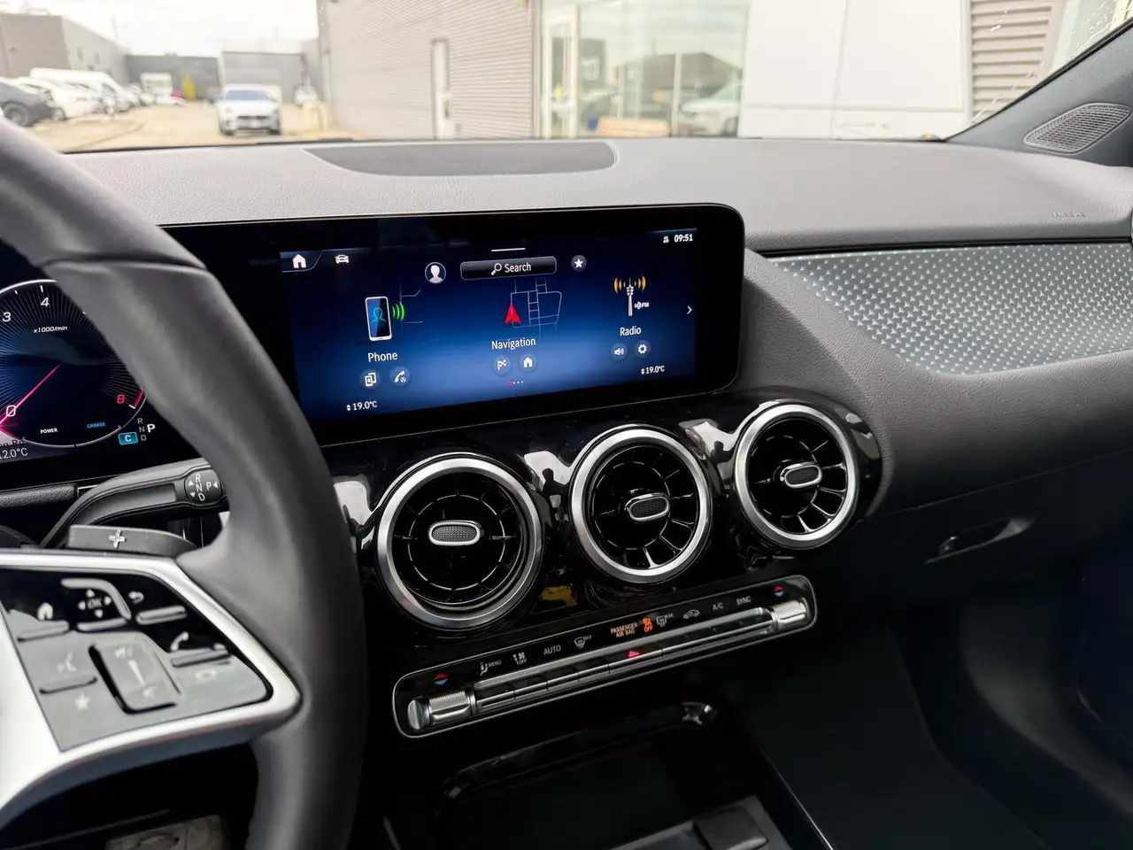 Mercedes-Benz GLA снимка Mercedes-Benz GLA