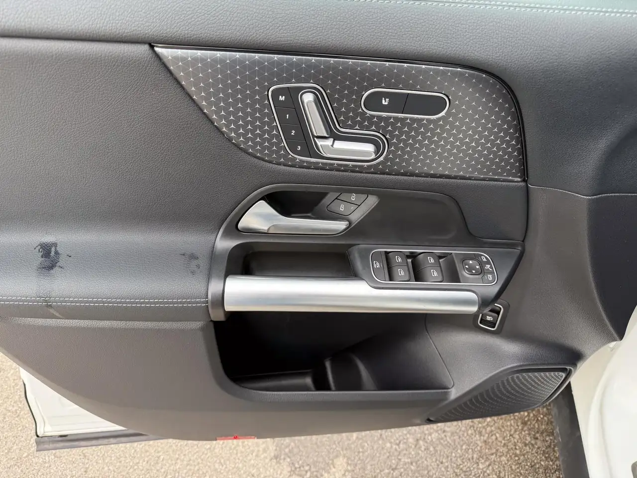 Mercedes-Benz GLA снимка Mercedes-Benz GLA