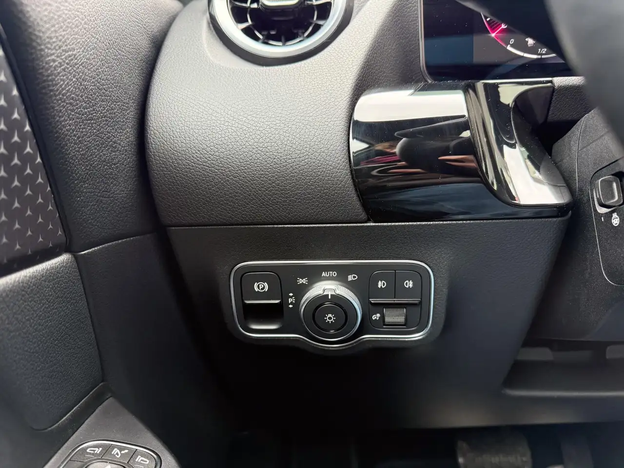 Mercedes-Benz GLA снимка Mercedes-Benz GLA