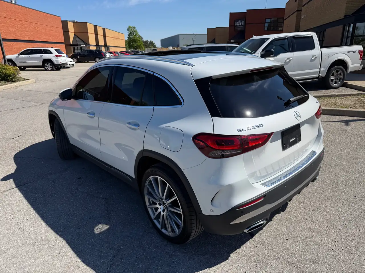 Mercedes-Benz GLA снимка Mercedes-Benz GLA