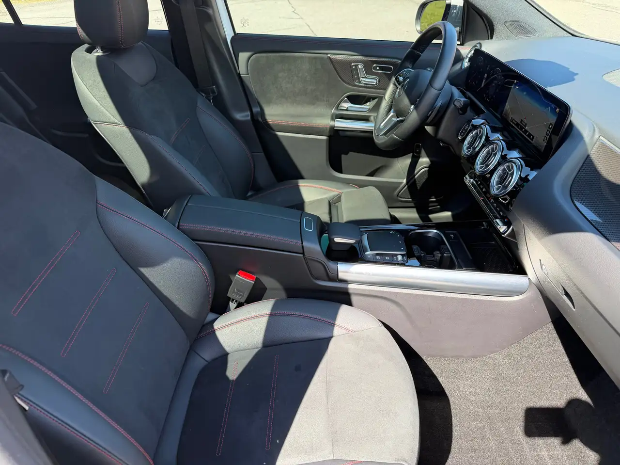 Mercedes-Benz GLA снимка Mercedes-Benz GLA