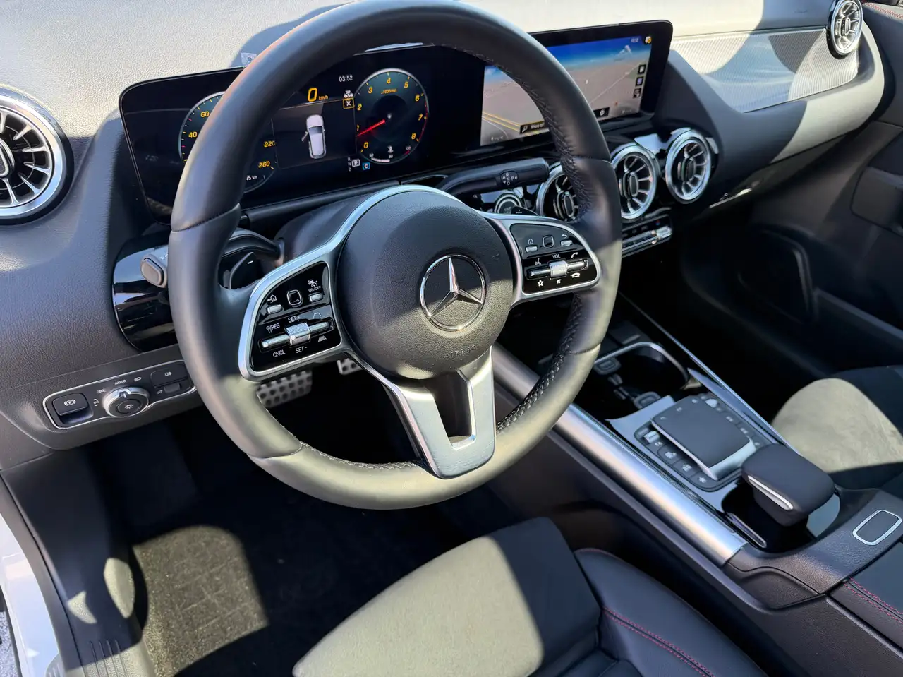 Mercedes-Benz GLA снимка Mercedes-Benz GLA