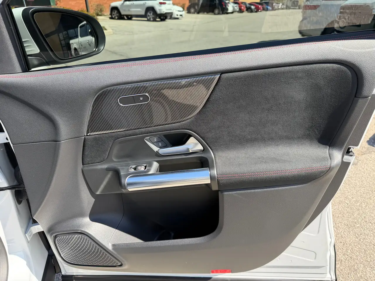 Mercedes-Benz GLA снимка Mercedes-Benz GLA