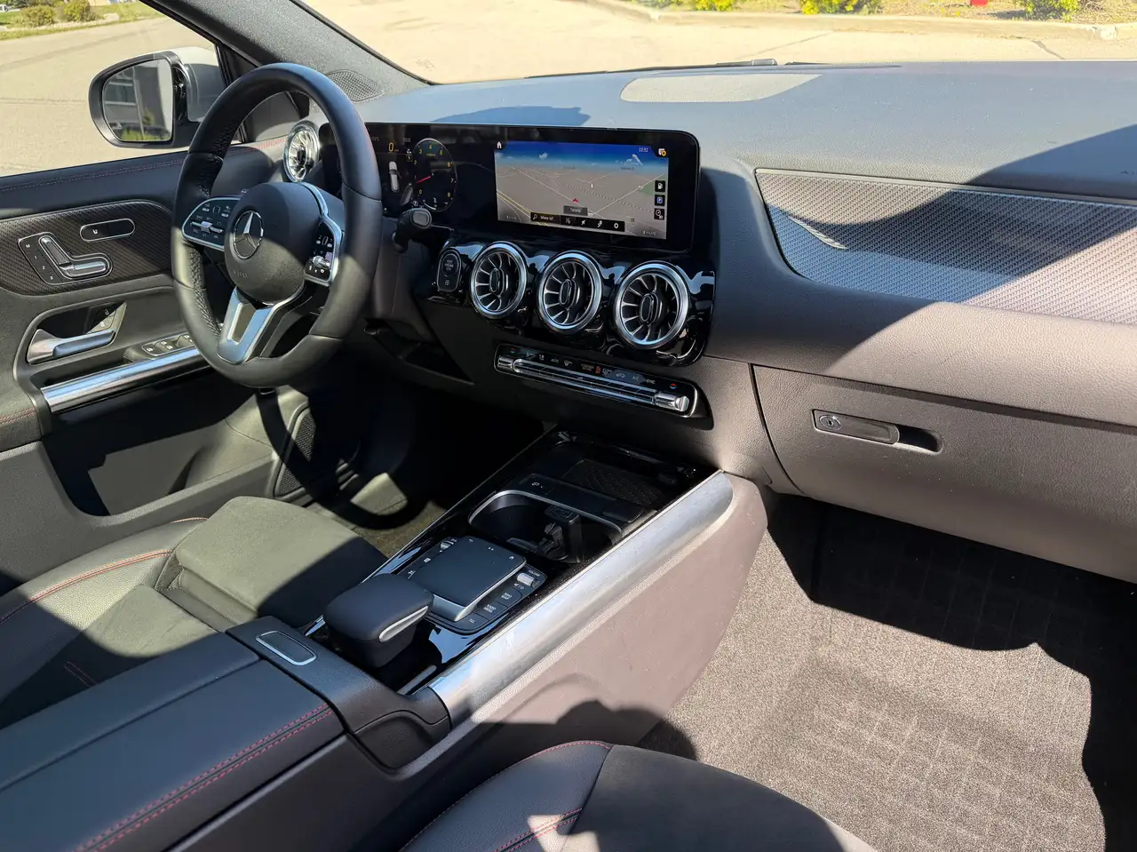 Mercedes-Benz GLA снимка Mercedes-Benz GLA