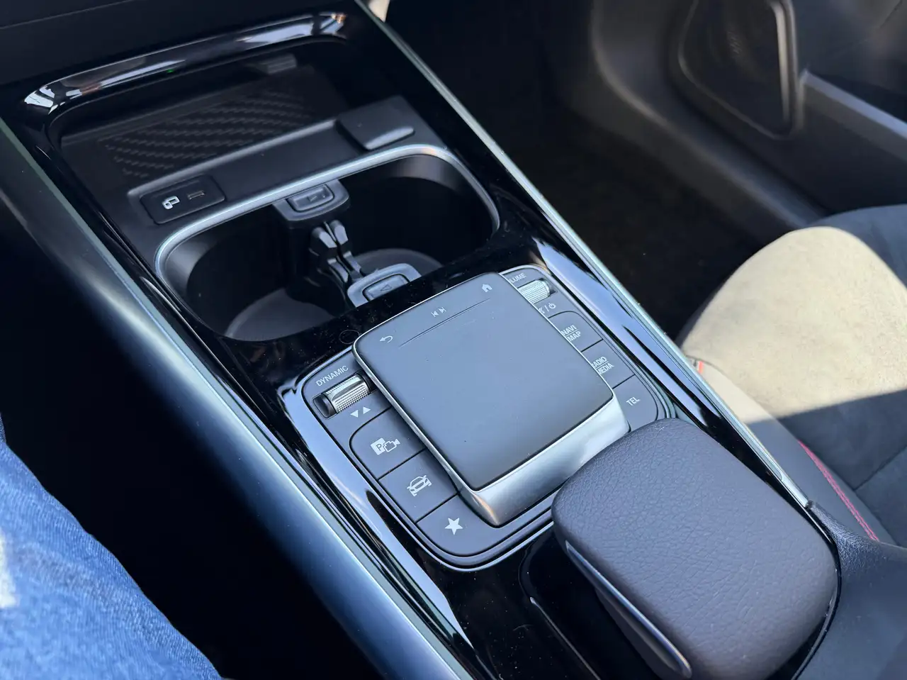 Mercedes-Benz GLA снимка Mercedes-Benz GLA