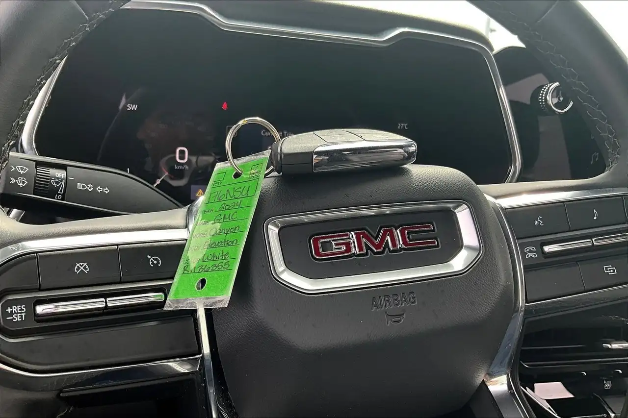 GMC Canyon photo GMC Canyon