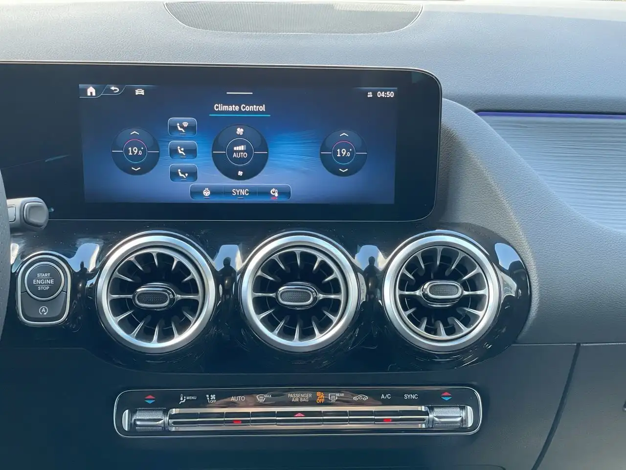 Mercedes-Benz GLA снимка Mercedes-Benz GLA