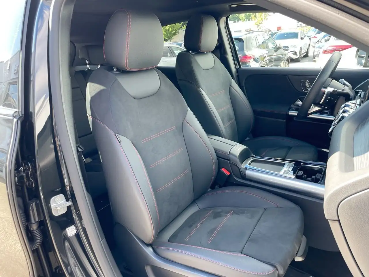 Mercedes-Benz GLA снимка Mercedes-Benz GLA