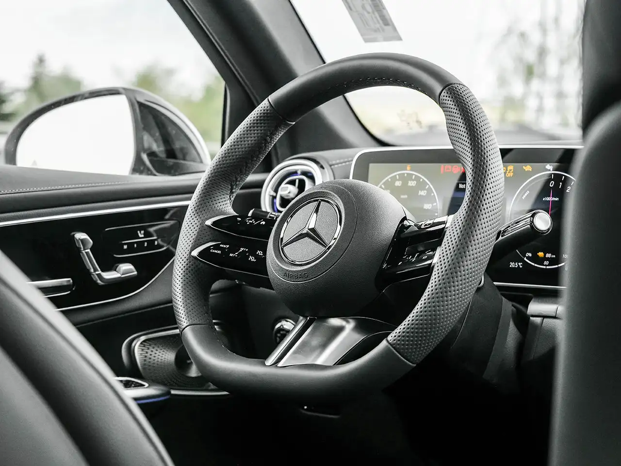 Mercedes-Benz GLC снимка Mercedes-Benz GLC