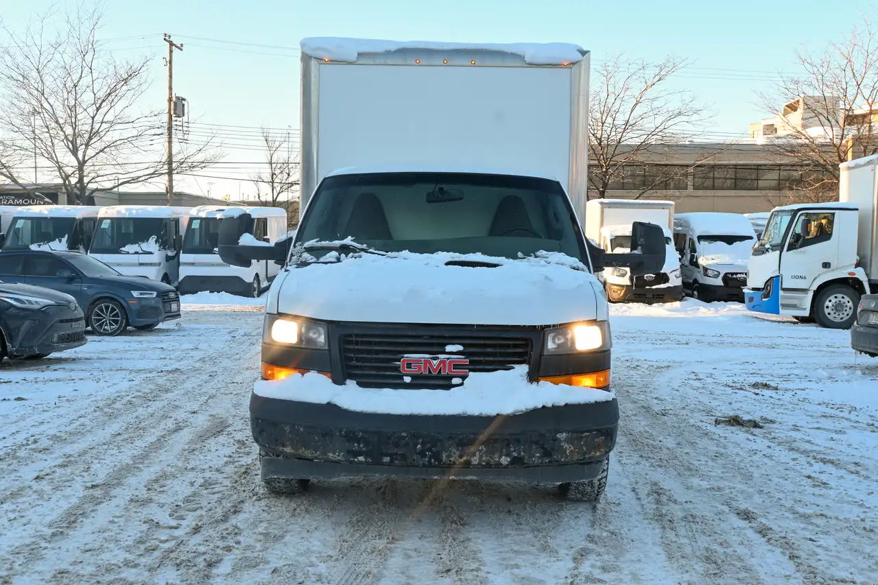 GMC Savana снимка GMC Savana