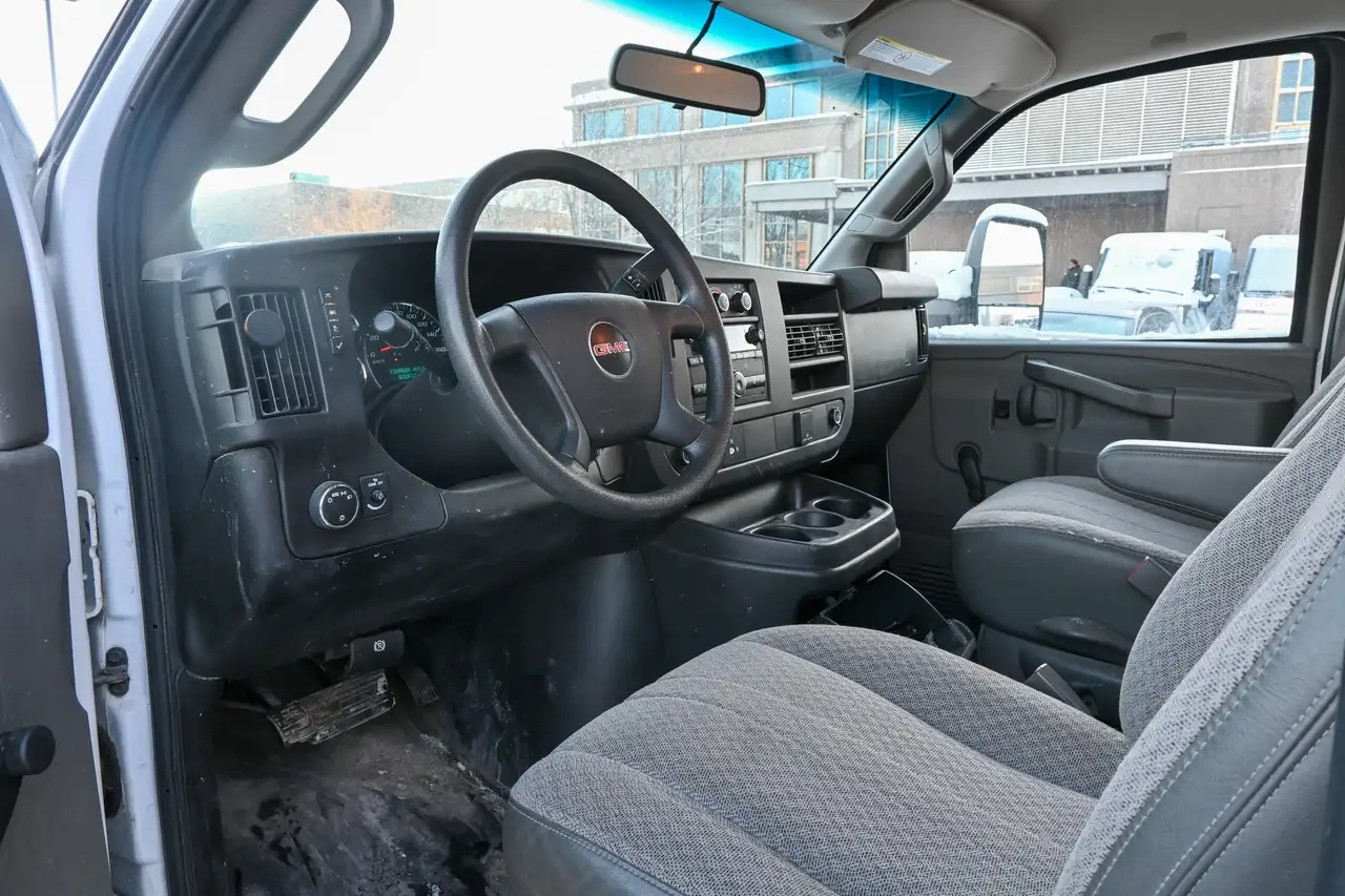 GMC Savana снимка GMC Savana