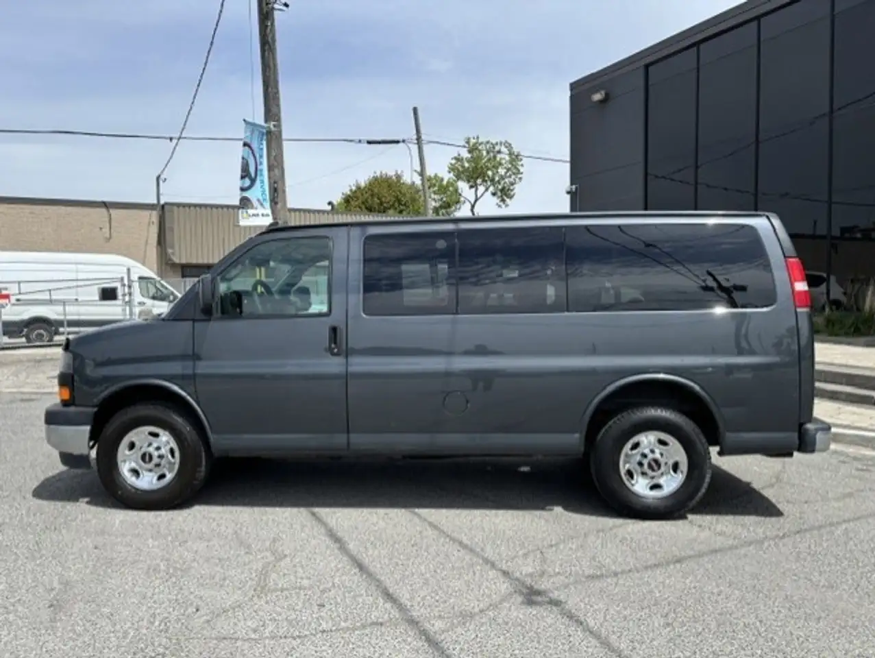 GMC Savana снимка GMC Savana