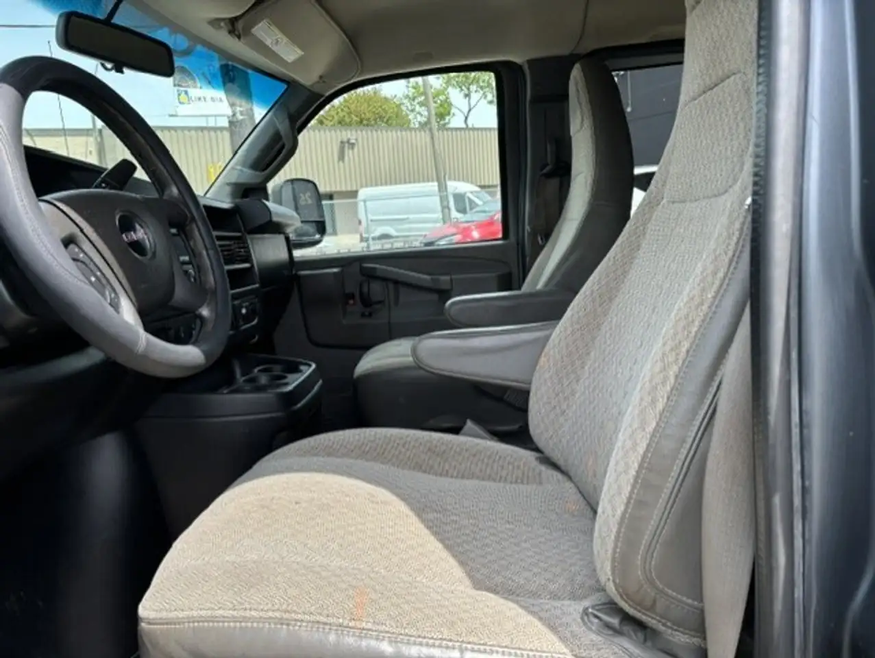 GMC Savana снимка GMC Savana