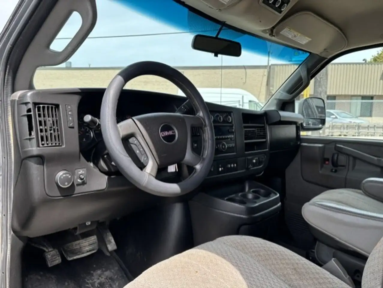 GMC Savana снимка GMC Savana
