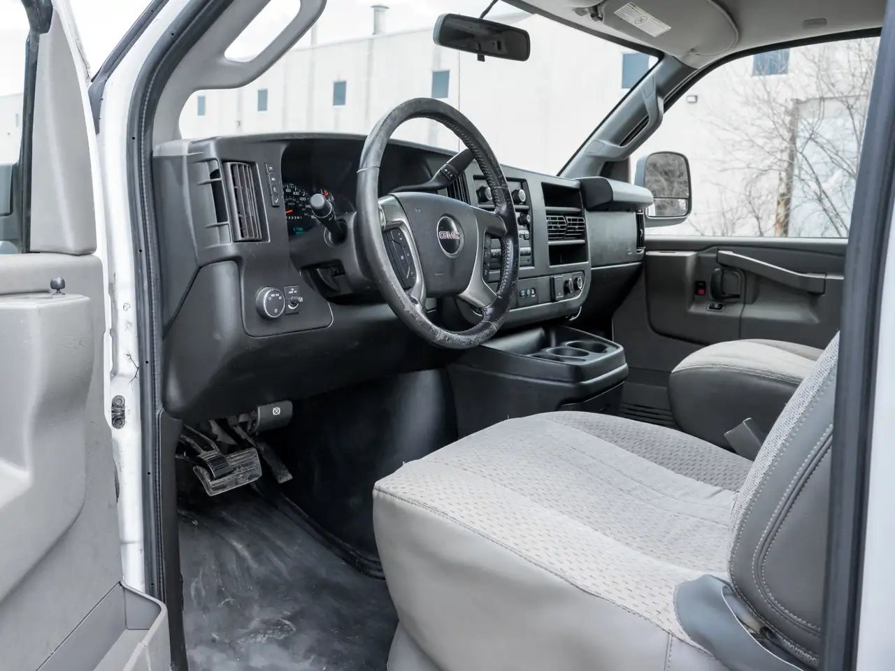 GMC Savana снимка GMC Savana