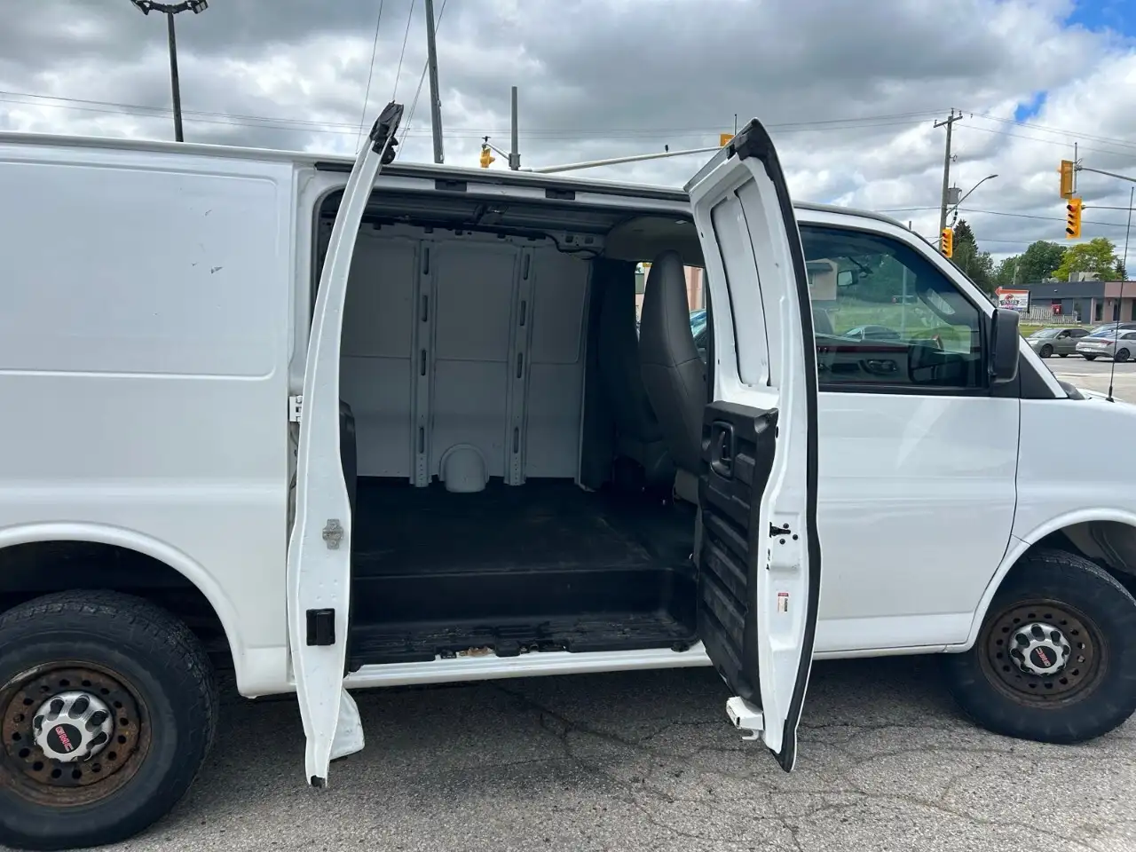 GMC Savana photo GMC Savana