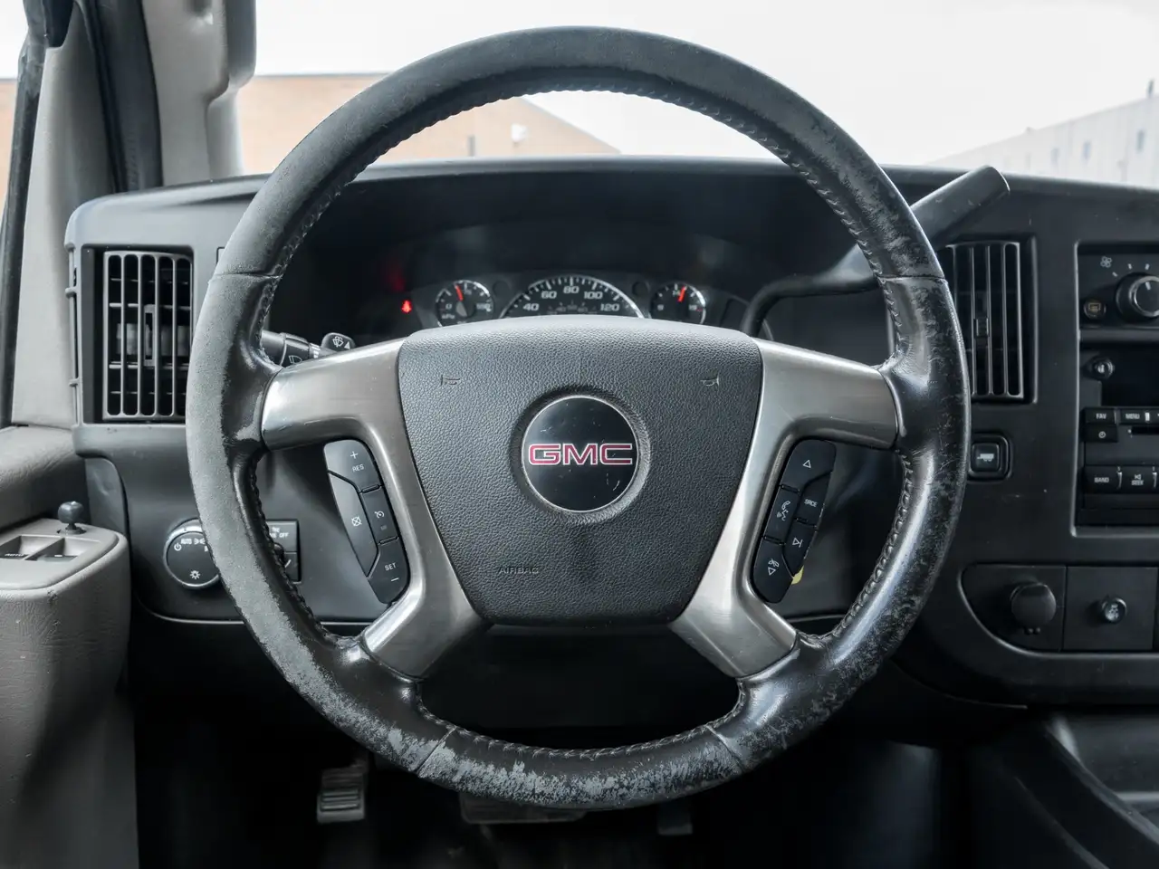 GMC Savana снимка GMC Savana