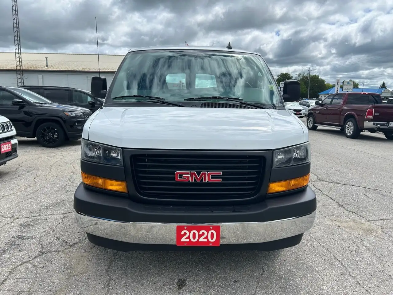 GMC Savana photo GMC Savana