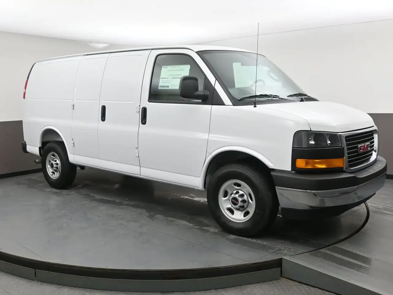 GMC Savana снимка GMC Savana