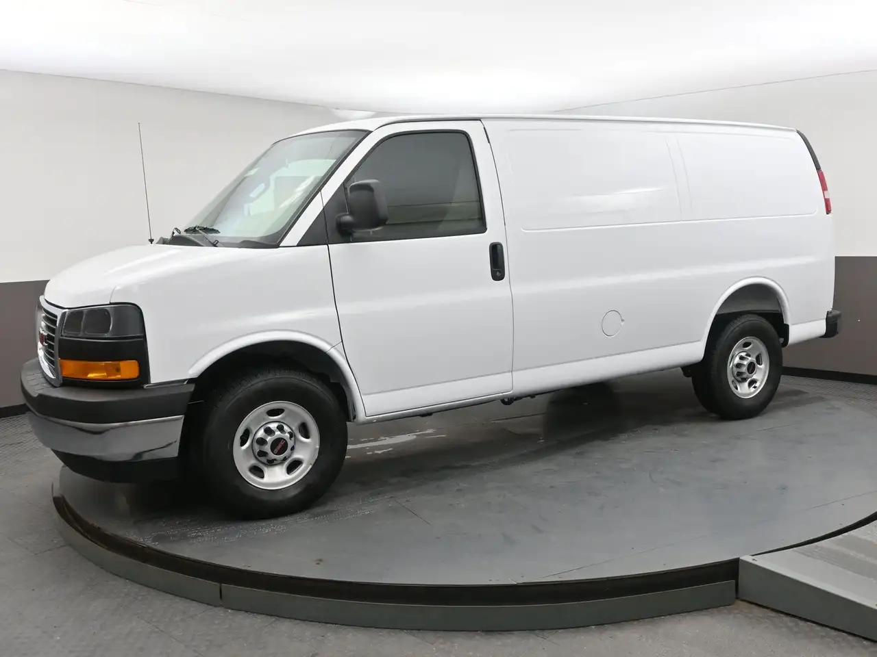 GMC Savana снимка GMC Savana