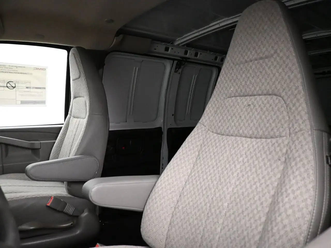 GMC Savana снимка GMC Savana