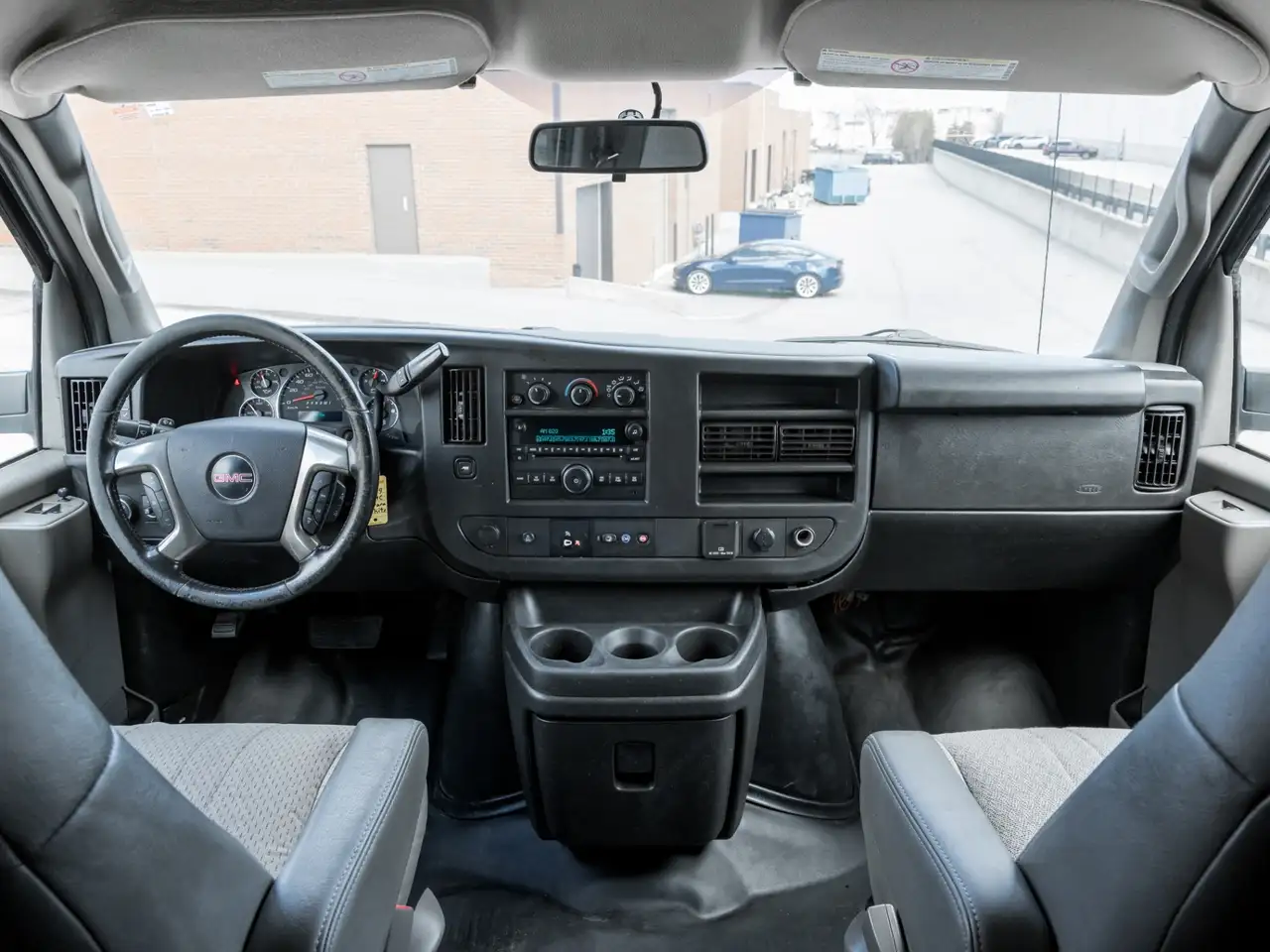 GMC Savana снимка GMC Savana