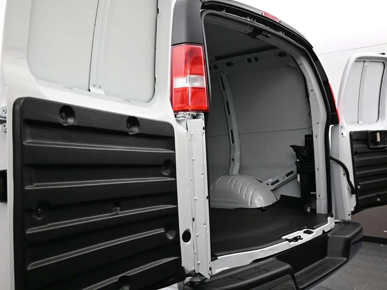 GMC Savana снимка GMC Savana