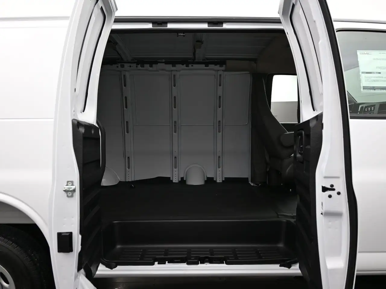 GMC Savana снимка GMC Savana