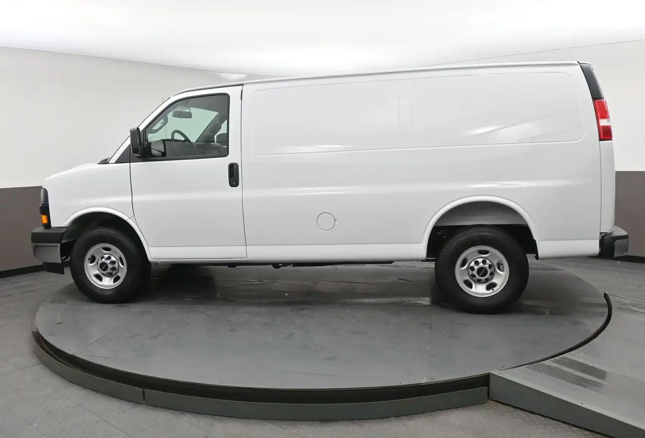 GMC Savana снимка GMC Savana