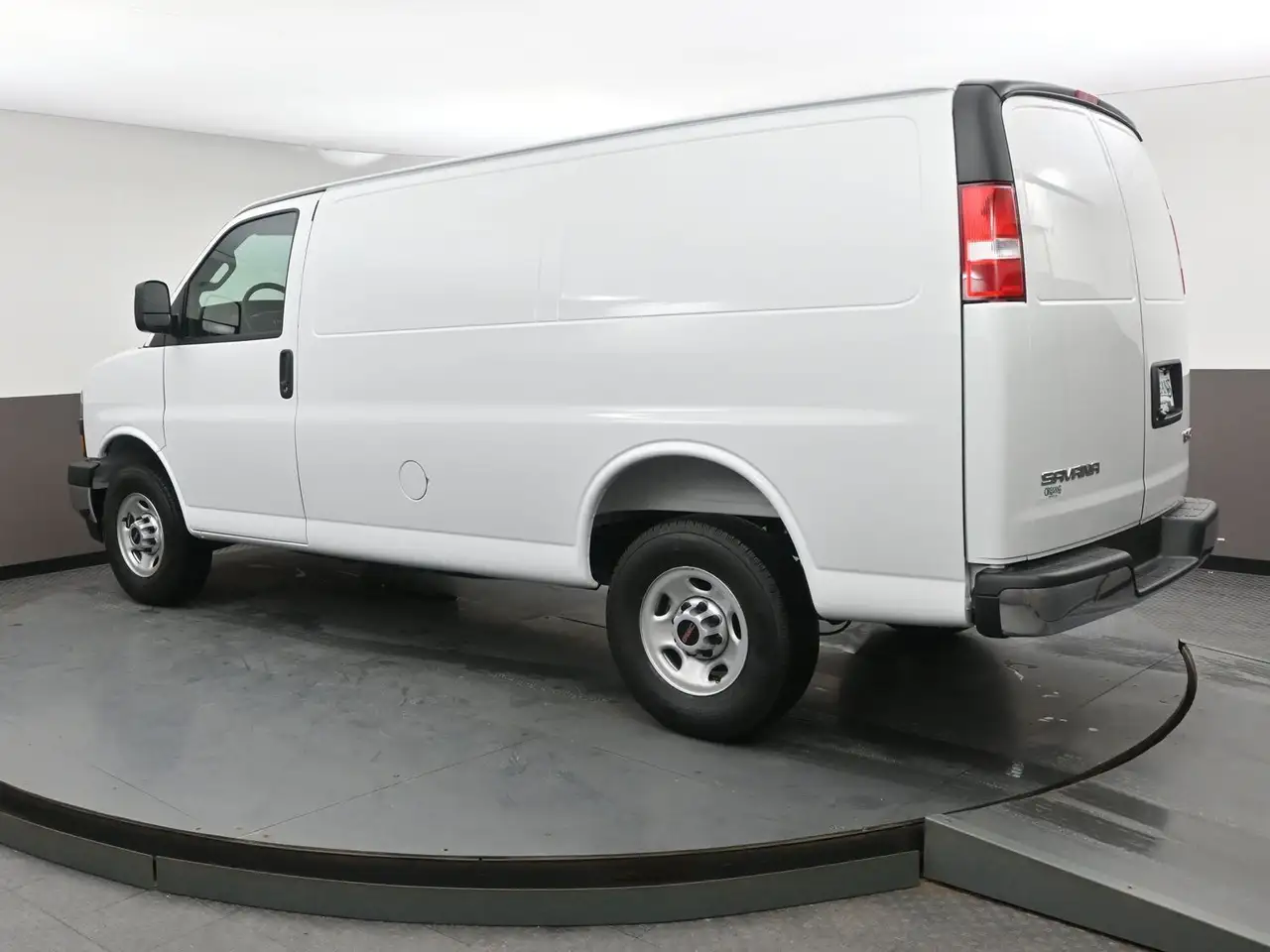 GMC Savana снимка GMC Savana