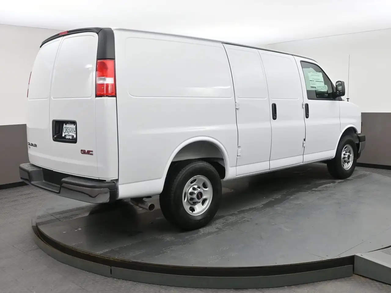 GMC Savana снимка GMC Savana