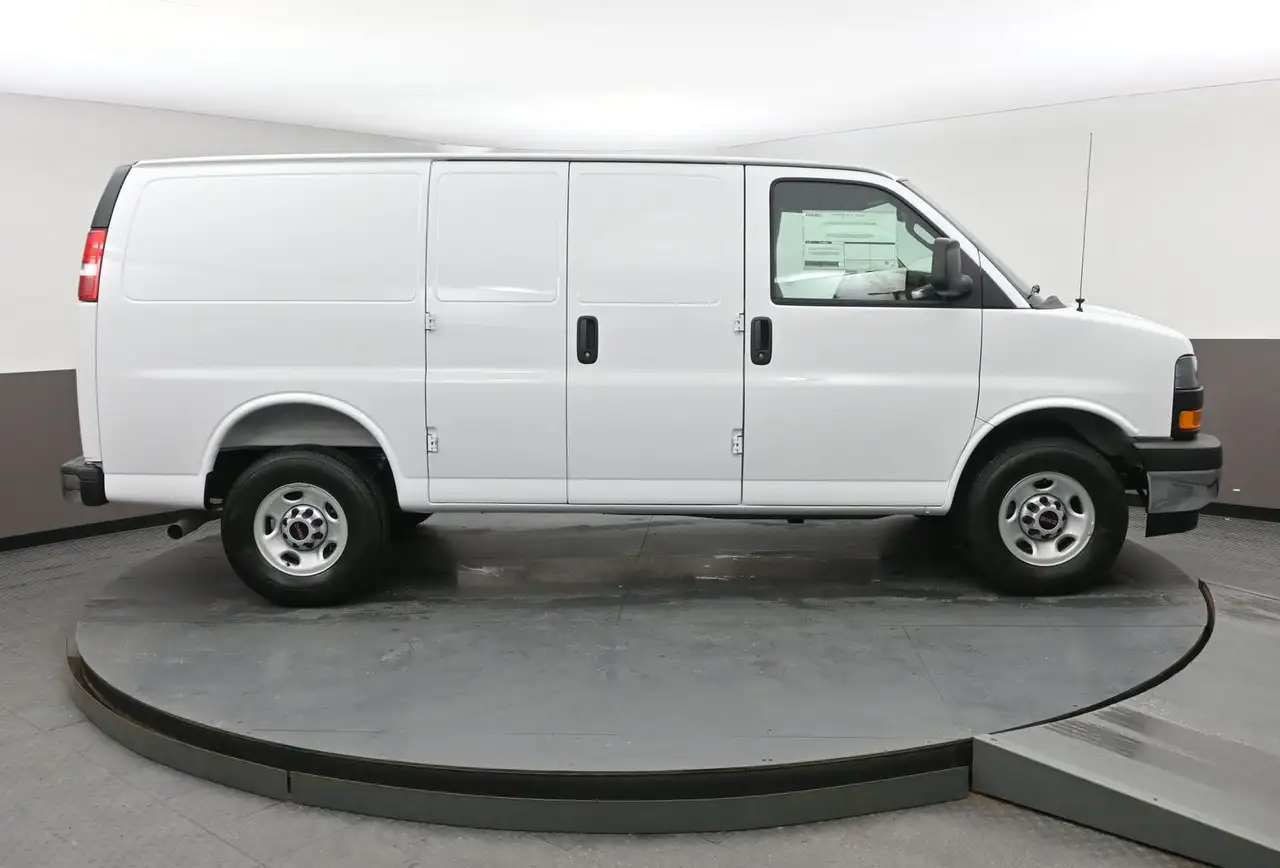 GMC Savana снимка GMC Savana