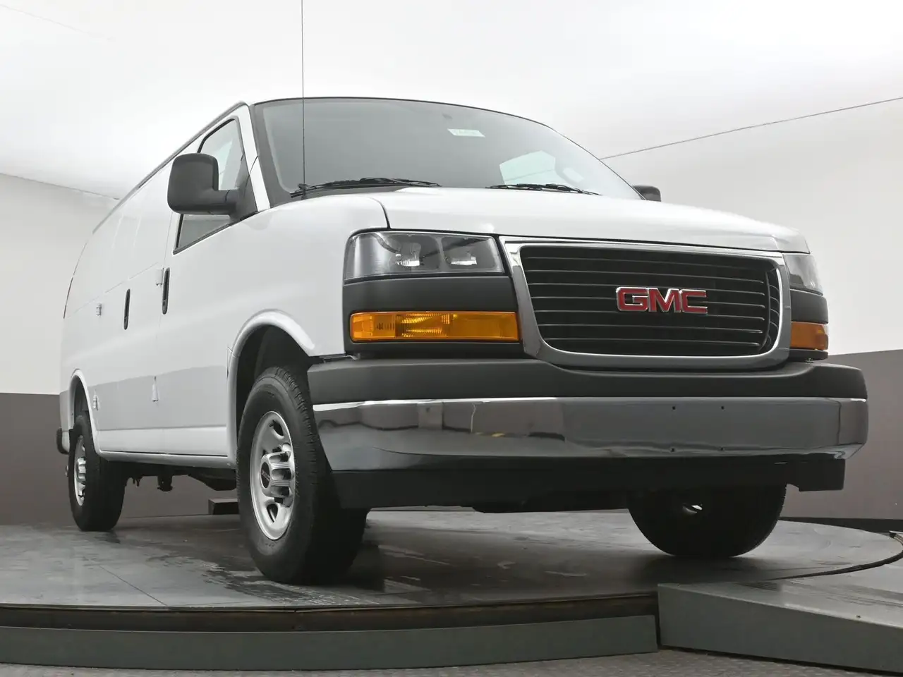 GMC Savana снимка GMC Savana
