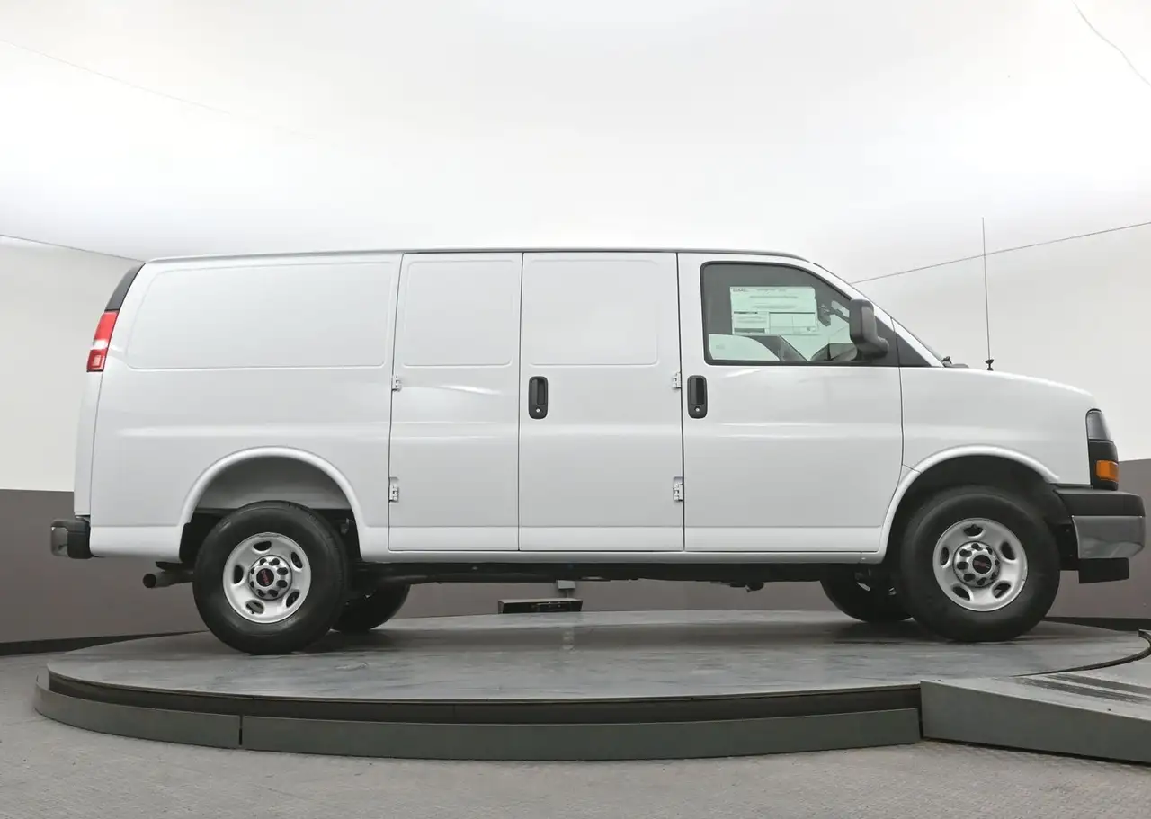 GMC Savana снимка GMC Savana