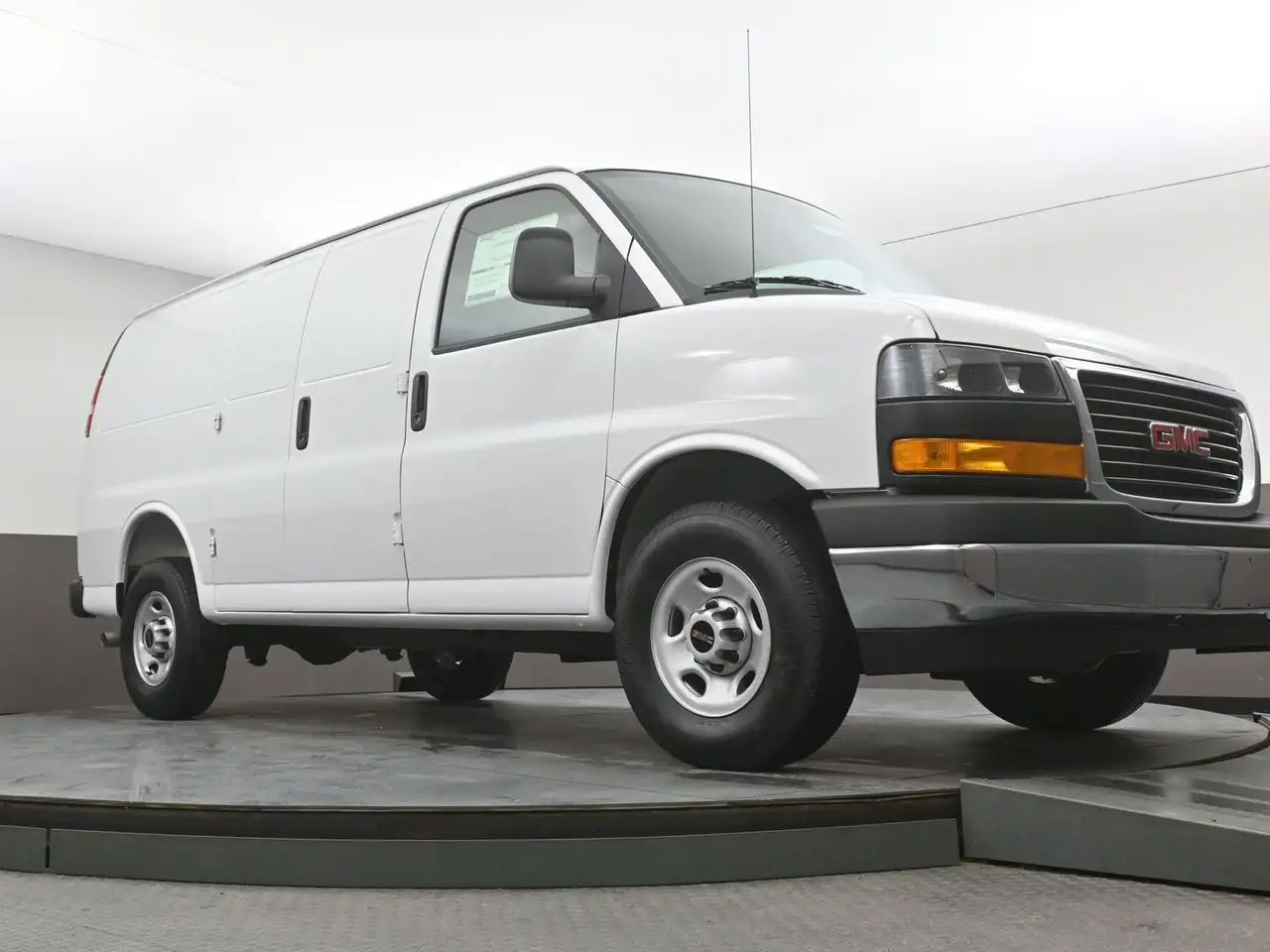 GMC Savana снимка GMC Savana