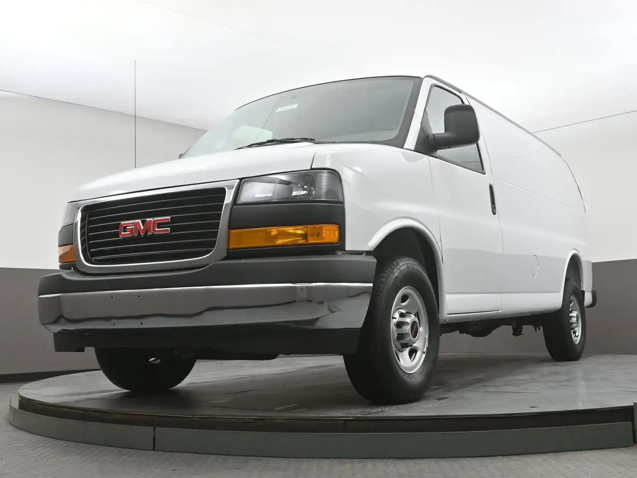 GMC Savana снимка GMC Savana
