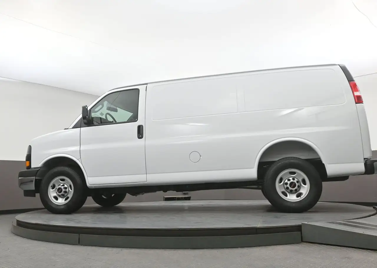 GMC Savana снимка GMC Savana